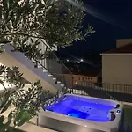 Luxury With Pool And Jacuzzi Villa *