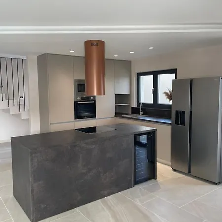 Luxury With Pool And Jacuzzi マカルスカ