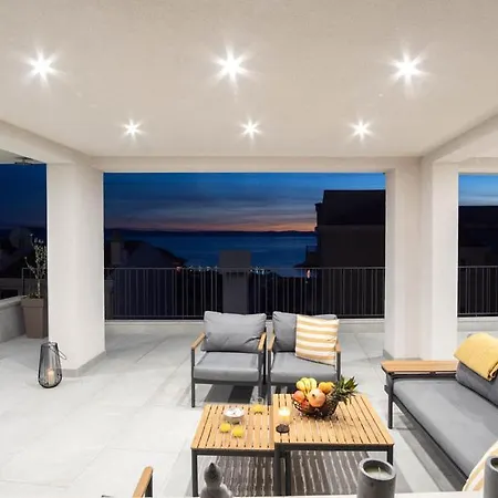 Luxury With Pool And Jacuzzi *