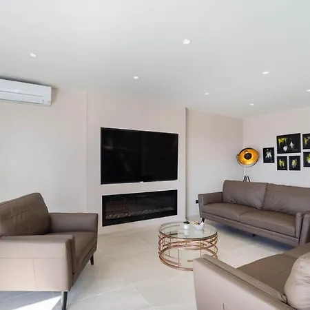 Luxury With Pool And Jacuzzi