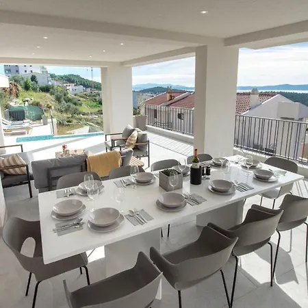 Luxury With Pool And Jacuzzi