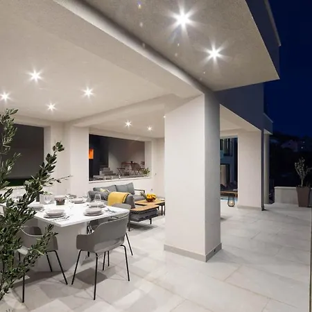 Vila Luxury With Pool And Jacuzzi *