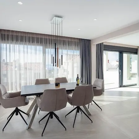 Luxury With Pool And Jacuzzi Vila