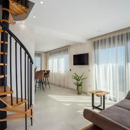 Luxury With Pool And Jacuzzi *