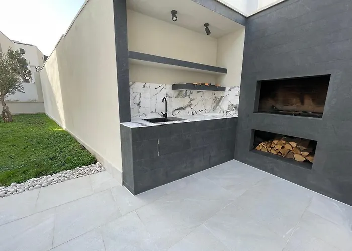 Luxury With Pool And Jacuzzi