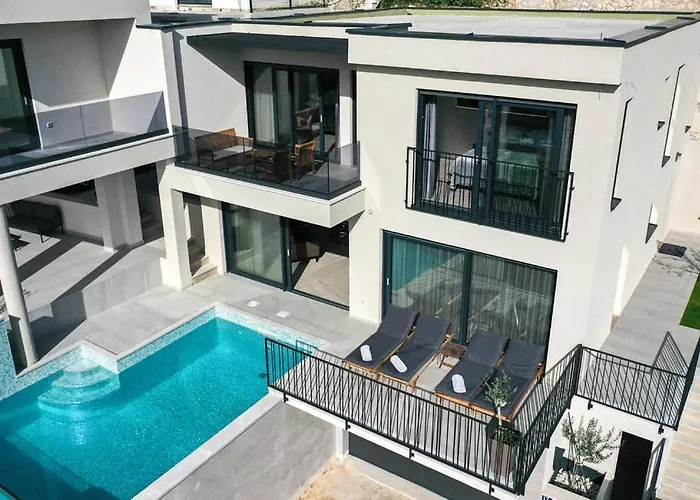 Luxury With Pool And Jacuzzi * Макарська