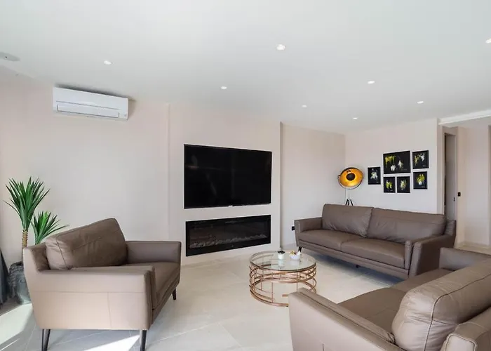 Luxury With Pool And Jacuzzi