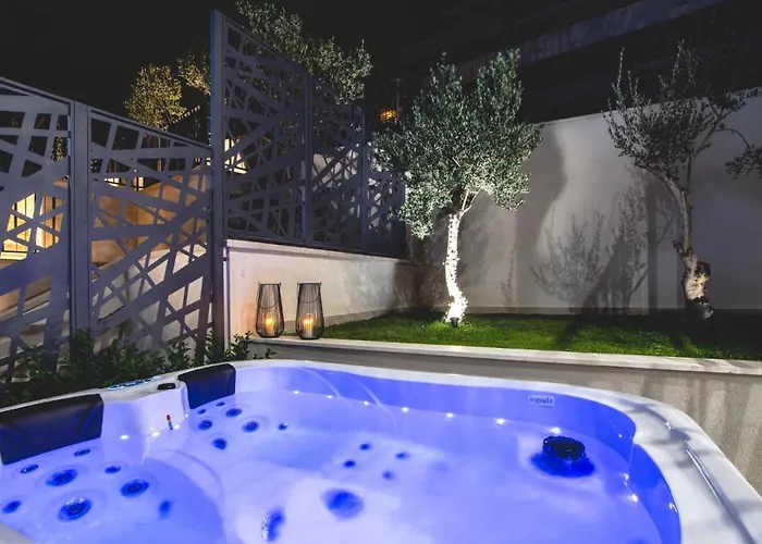 Luxury With Pool And Jacuzzi Willa