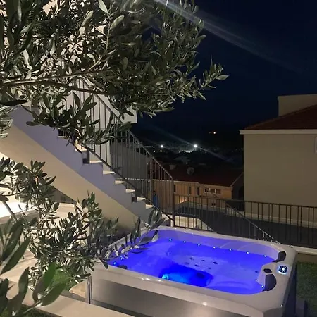 Luxury With Pool And Jacuzzi Villa *