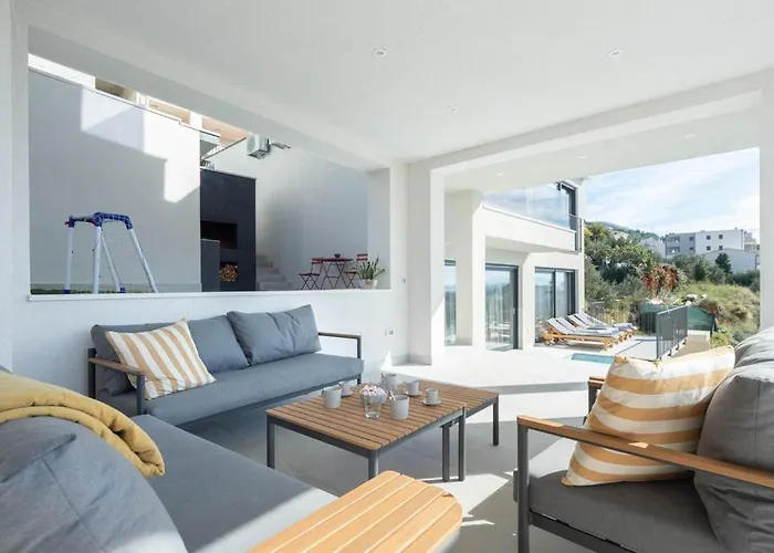 Luxury With Pool And Jacuzzi Villa Makarska