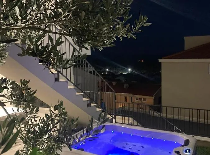 Luxury With Pool And Jacuzzi Villa *