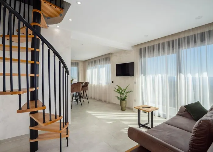 Luxury With Pool And Jacuzzi *